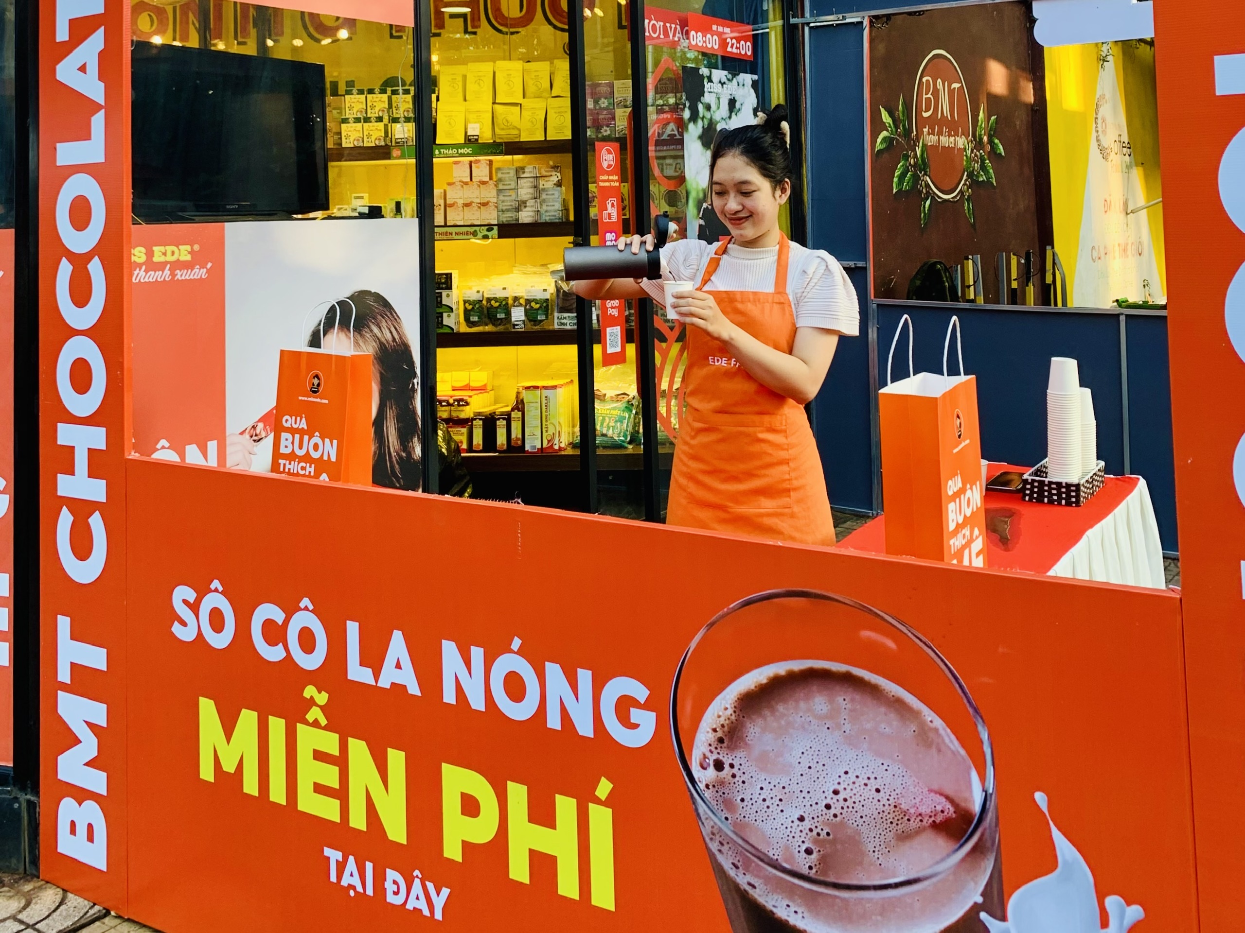 Du khách có thể thưởng thức sôcôla và cà phê miễn phí tại Đường sách cà phê Buôn Ma Thuột (cổng số 2 đường Phan Chu Trinh, phường Thắng Lợi, TP Buôn Ma Thuột).